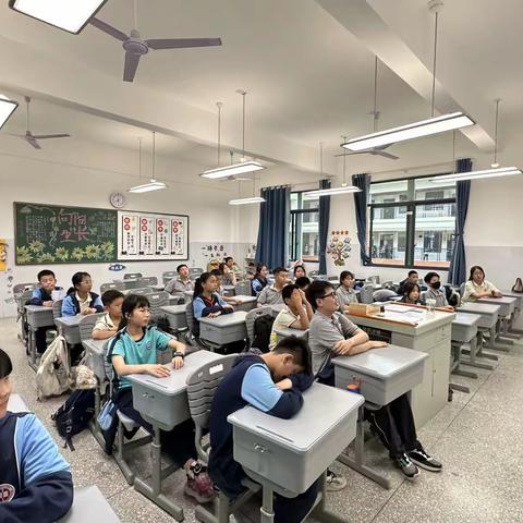 魔术是以不断变化让人捉摸不透并带给观众惊奇体验为核心的一种表演艺术，是制造奇妙的艺术。