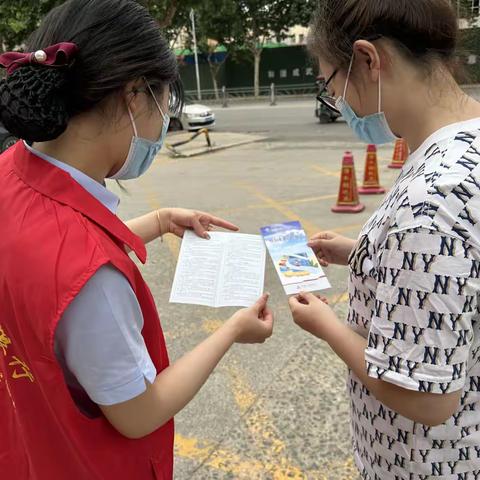 成武支行团支部走进社区，组织宣传征信金融知识。