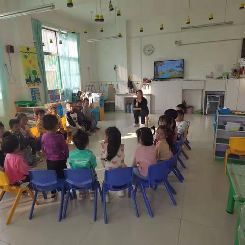 人和街道中心幼儿园《秋天的颜色》选自省编教材中班上学期主题三《落叶飘飘》次主题一《秋天的颜色》中一节活动。