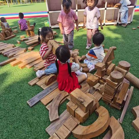 人和街道中心幼儿园中一班户外自主游戏——建构区