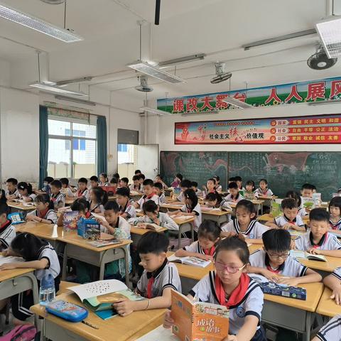 徐闻县实验小学二年级(3）班开展阅读课阶段汇报活动