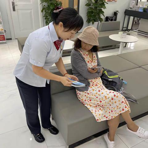 劳动西路支行积极开展反假币宣传活动