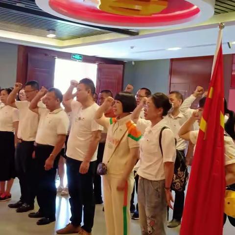 中共吴川市大山江街道中心小学总支部委员会于2023年6月17日开展不忘初心、牢记使命、重温入党誓词。