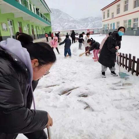 师生齐除雪，安全暖人心