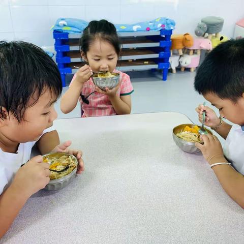 ✌️今日份小可爱👦👧       开餐啦！✌️✌️七七八八开开心心🥰重复简单幸福的日常🌸