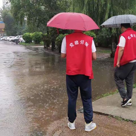 青云社区开展雨天安全隐患排查工作