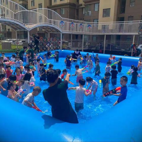 万象幼儿园主动之家水枪大战💦