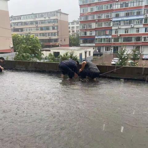 工行白城长庆支行积极参与暴雨抢险工作