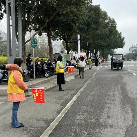 温情护学岗 暖心伴成长 --建瓯市水西实验学校家长护学岗成靓丽风景