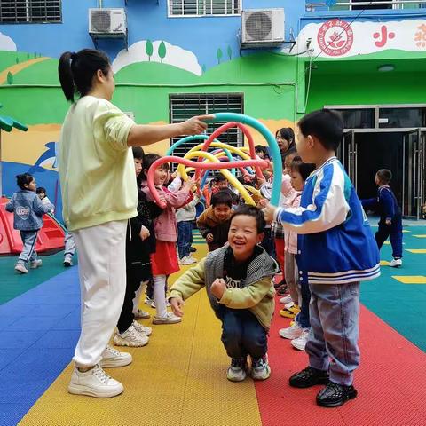 小燕子幼儿园中一班“夏日炎炎  有你们最甜”