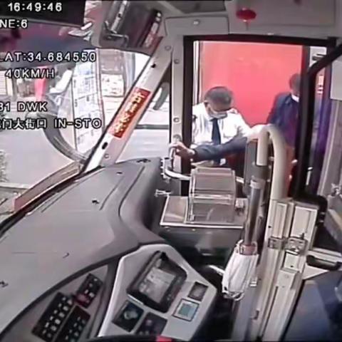 公交车长热心搀扶老人上车