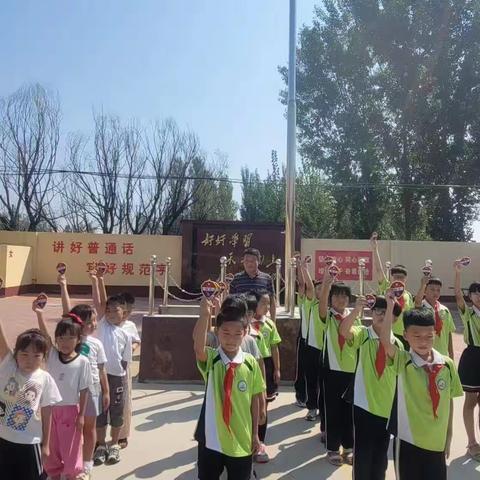 臂章在肩 榜样为先——回二小学建章立制之班级管理