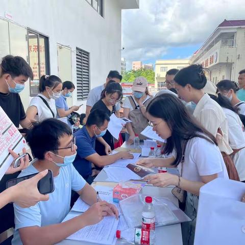 紧锣密鼓筹备  细致认真招生                   ———记我区华师附小招生工作第一天