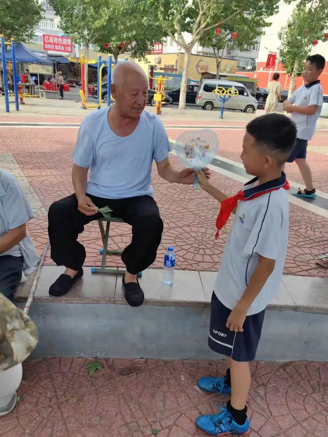 简篇-手拉手互助,让爱心温暖你我他—丰润区第二实验小学