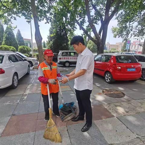 【大连好服务】庄河新开路支行情系环卫工作者，炎炎夏日送清凉