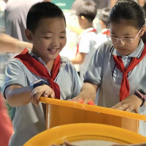 7月9日，唐山市第三十中学三年级3班的同学们来到唐山科技馆开展以“科技创新”为主题的研学活动。