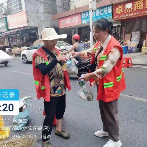 卓尔公司为一线环卫工人发放防暑降温用品