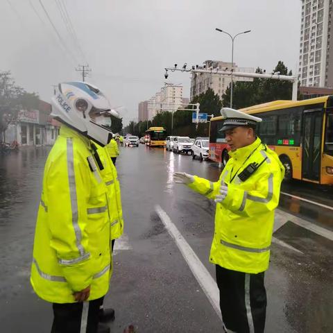 屯兵路面 坚守岗位——市中区勤务大队启动恶劣天气应急预案全警全力保安全保畅通