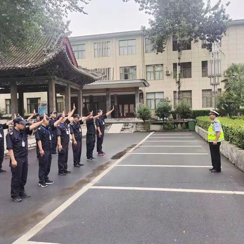 克服酷暑难耐 力保执勤规范 市委中队组织学习手势操