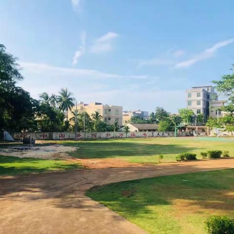 指导促提高，教研促成长——海口市演丰镇中心小学林诗文校长到塔市小学视导校园文化管理及教学工作