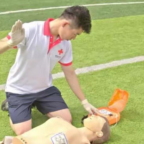 人人学急救，急救为人人——核工业215医院急诊科医护走进中华广场开展心肺复苏公益培训