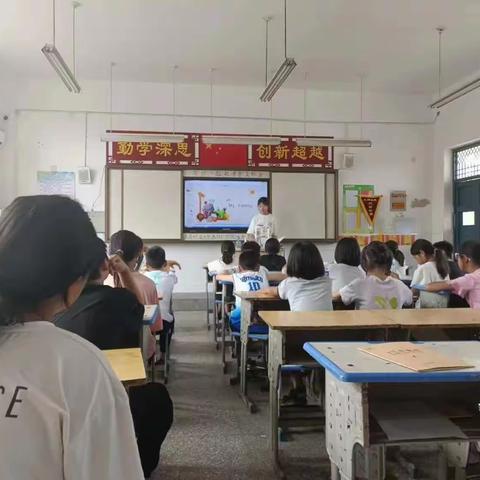 青岛科技大学高分子学院“荷你一起赴青春”支教团小荷学堂教学活动继续进行