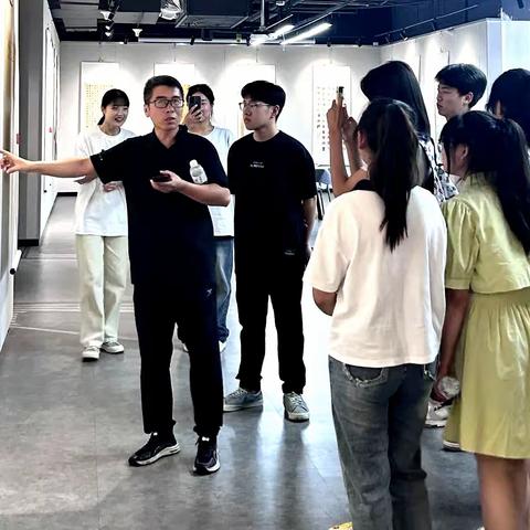 徐老师带学生赴洛观摩“河洛英才”洛阳市青年书法作品展