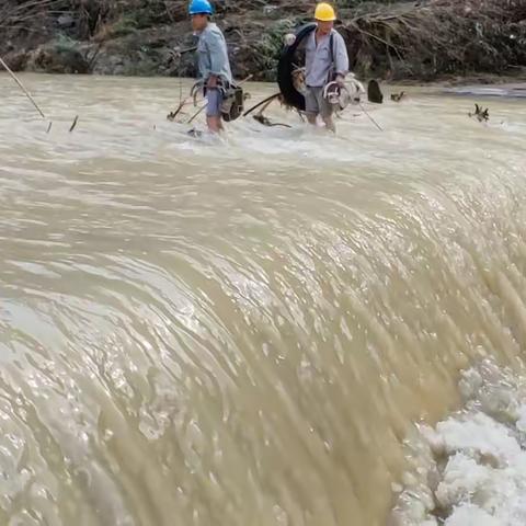 强暴雨催杆毁线 电网人力保光明     建始公司7.4抢险救灾纪实