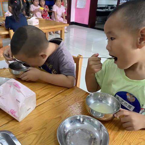 第一次在园吃饭