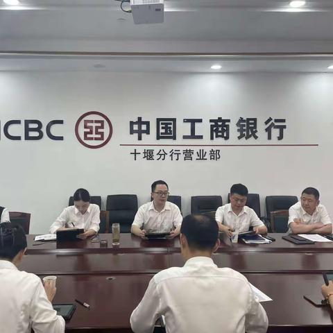 市分行党委委员、副行长李静带领零售各专业部门负责人到营业部调研