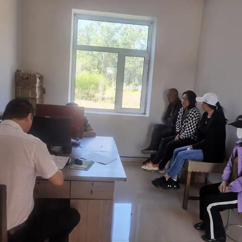 东风镇卫生院传达《卫生健康系统“正行风、树形象、提素质、强服务、活动季实施方案》会议。