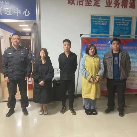 阎良分局巡逻工作中抓获3名盗窃车内财物嫌疑人