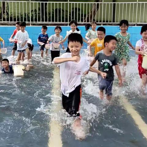 玩在夏日，趣捉泥鳅——双合幼儿园留园班童心童趣捉泥鳅活动