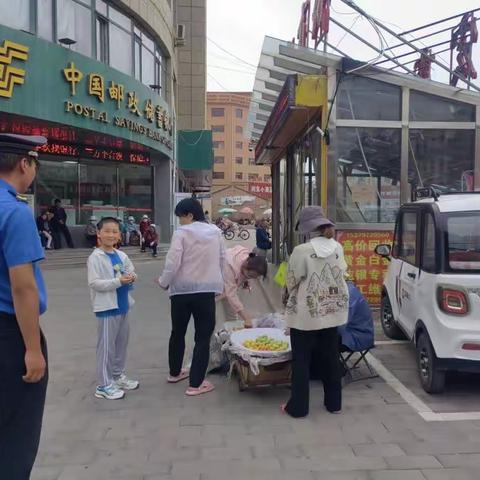 【城市理综合执法局执法二中队】整治流动摊贩及店外经营，营造文明有序市容环境。（副本）