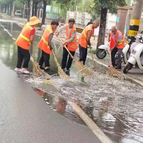 建安区环卫雨后齐上阵  清淤除障保畅通