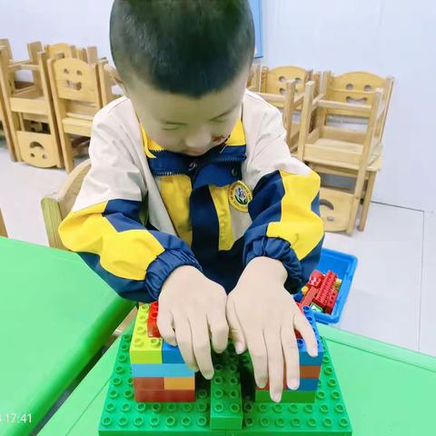 洛龙区第二实验小学附属幼儿园乐高搭建课—《稻草人》