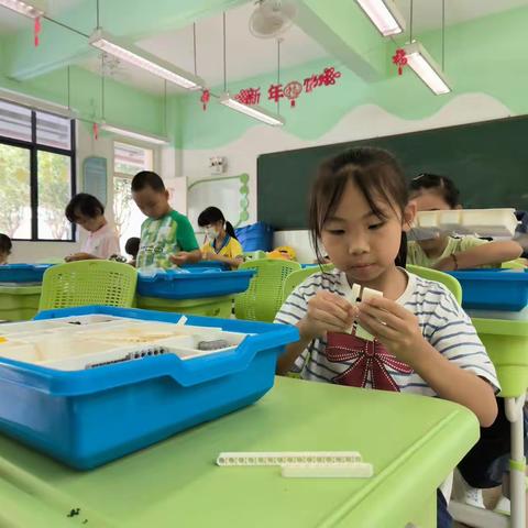 科学城小学北校区暑假B2班乐高搭建课《折叠椅》