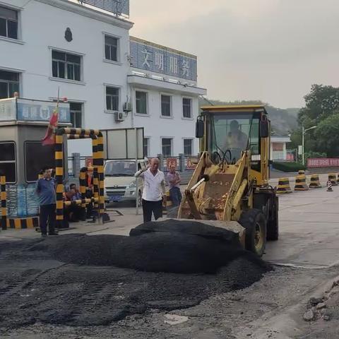 战酷暑   修车道   保畅通