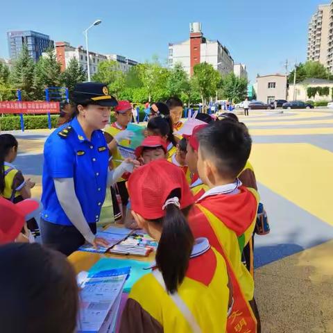 【扣好人生第一粒扣子】小手拉大手——东风路小学学苑分校走进社区开展文明知识宣传活动