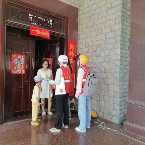 八所镇居龙村网格员入户开展离岛免税“套代购”走私宣传