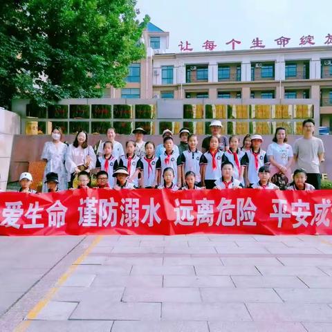 寿光市明珠小学“防溺水小小宣传员”进社区宣传活动