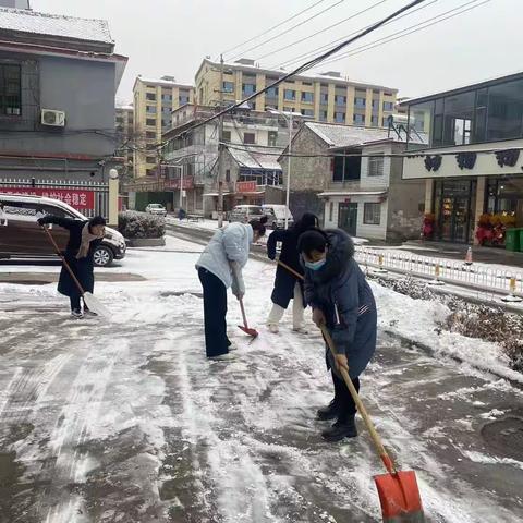 冬日暖人心，扫雪我先行