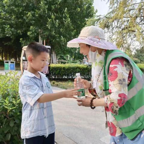 实验小学一五班“雏鹰小队”假期送温暖