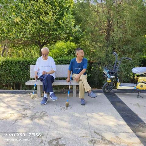 八月的五原，秋高气爽，绿树成荫。