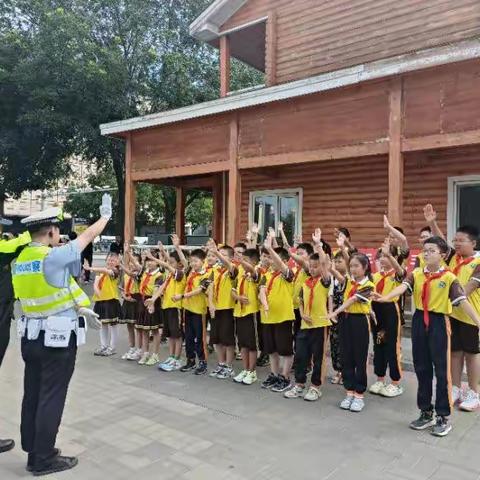 【安全教育】扣好人生第一粒扣子 小手拉大手-- 东风路小学学苑分校走进鄂尔多斯东街开展文明在路上活动