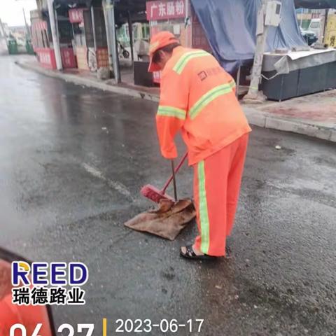 雨天最美的坚守，致敬风雨中辛勤工作的环卫工人