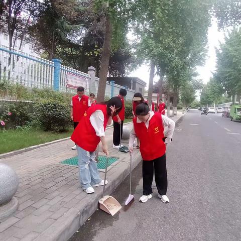 志愿清扫街道 助力城市文明