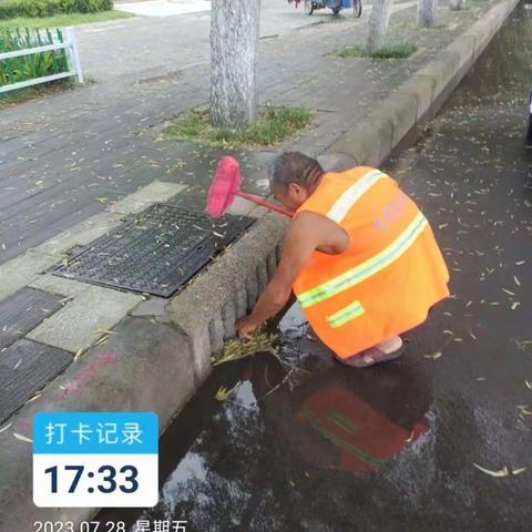 雨后道路清淤    彰显环卫速度