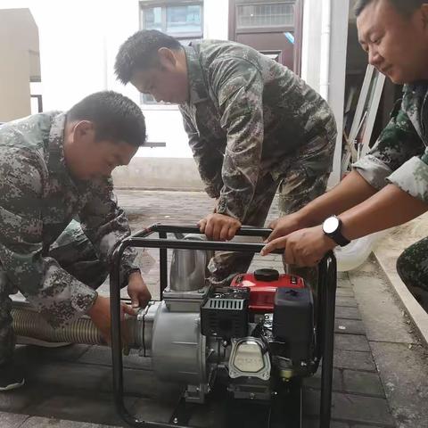 民主街道暴雨来袭积水深 应急队伍水上行