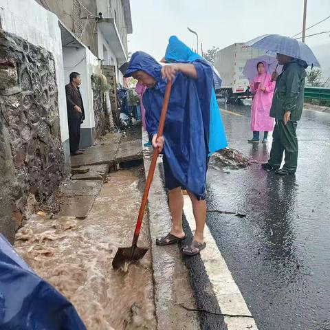 中城街道绿色市场社区以“雨”为令 闻“汛”而动筑牢安全防线